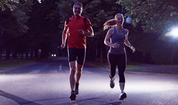 Aurum Bienestar recomendaciones running de noche entrenamiento precauciones seguridad